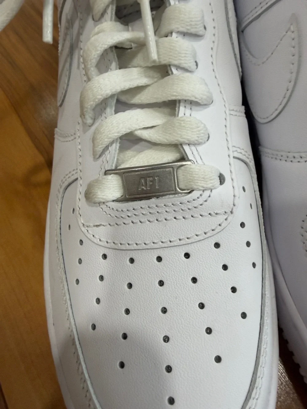 Nike Men’s White Low-Top Leather AF1/Air Forces-sneakers - Picture 2 of 11